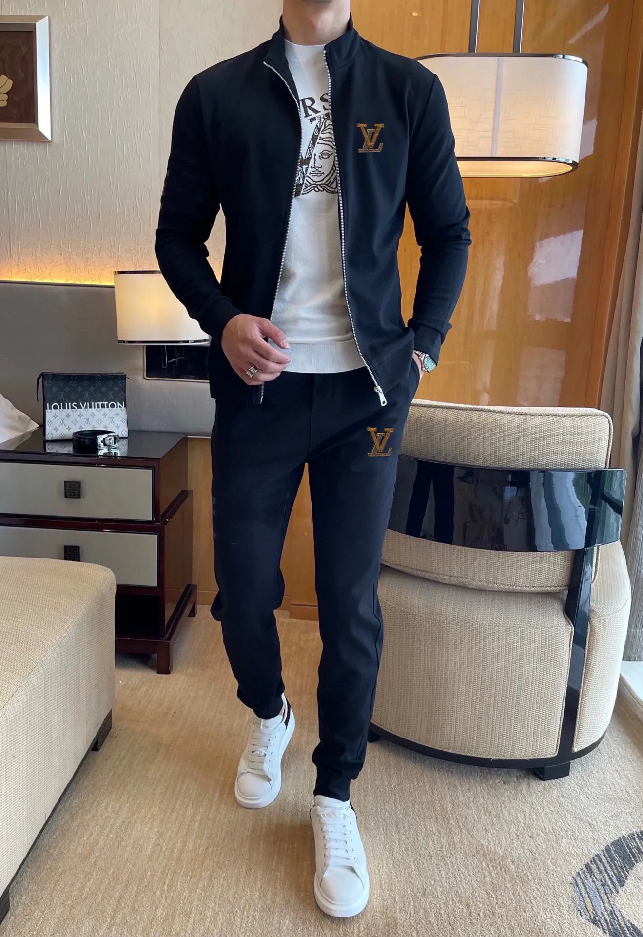 🅿️420 [LV Louis Vuitton] (Fat Man Gospel) hot-selling suit is coming. Focus on the original version of the official website. 2025 new hot-selling cardigan sweater suit. The original order is the best. 🇭🇰The meticulous work of top designers is dedicated to a fitting and perfect upper body effect. All-natural high-quality Roman cotton 100%, close-fitting comfort, noble and elegant! Original hardware embodies elegance and nobility! Counter size: M-5XL (maximum wear up to 220 pounds)